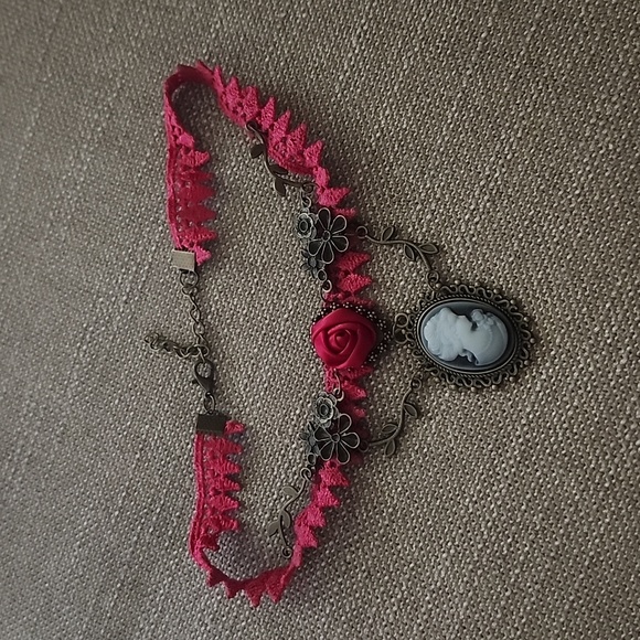 Beautiful Victorian Style Redish Rose Choker with Cameo Pendant - Picture 7 of 7